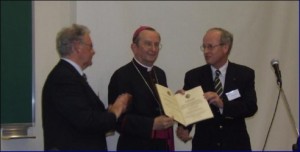 Überreichung des Stipendiums, stellvertretend an Erzbischof Muszynski